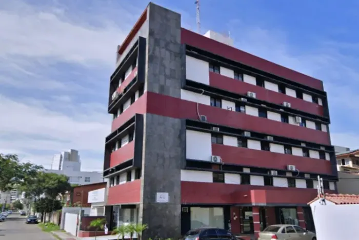 Alugo Sala Comercial de 30 m², com recepção, copa e banheiro, no Centro de Guarpapari - ES