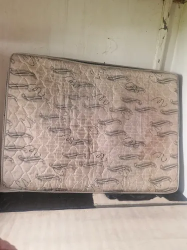 Vendo cama e colchao de mola ensacada