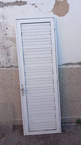 Vendo porta de alumínio e suspensorio pra por guarda roupa em cima,(em perfeitos estados)