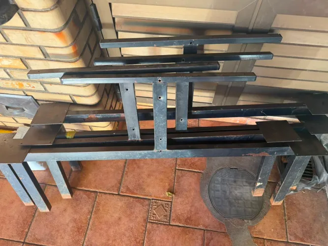 Base de mesa e banco acoplado de refeitório. Para duas mesas 4 lugares