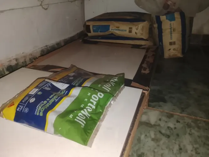 Caixa de piso, argamassa e rejunte.