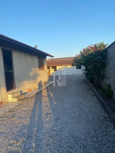 Casa para locação com 02 dormitórios, vaga de garagem coberta e localização próximo a acad