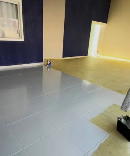 Pintor trabalha com tinta epóxi