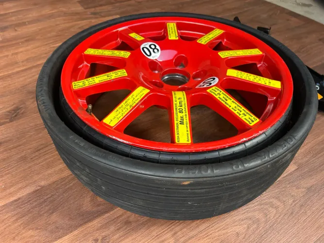 Pneu e macaco Porsche usado