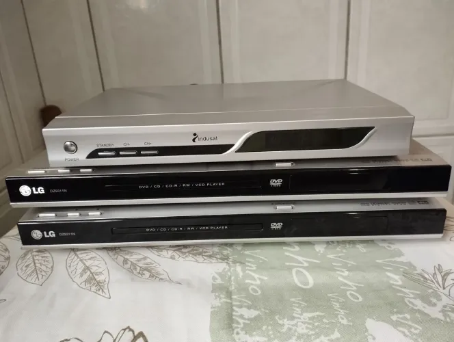 Lote de 2 DVDs e 1 receptor para parabólica.