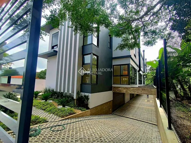 Casa Geminada à Venda - 1 Suíte e 2 Demi-Suítes - 2 Vagas - Córrego Grande - Florianópolis