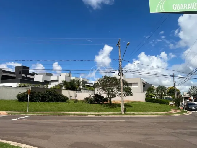 TERRENO DE ESQUINA NO ALPHAVILE 2