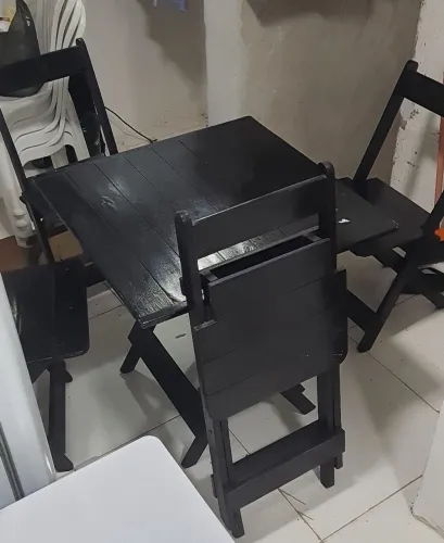Conjunto de mesa com quatro cadeiras dobrável em madeira 300,00.
