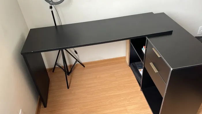 Mesa de escritório preta com gavetas e nichos