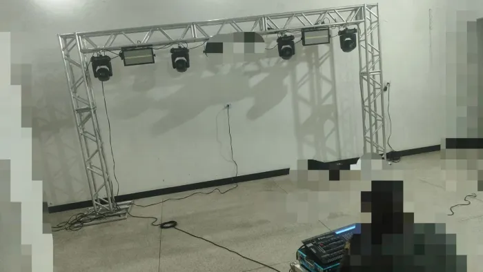 4 MOVINGS DE 150W NO CASE + 2 STROBOS DE LED RGBW