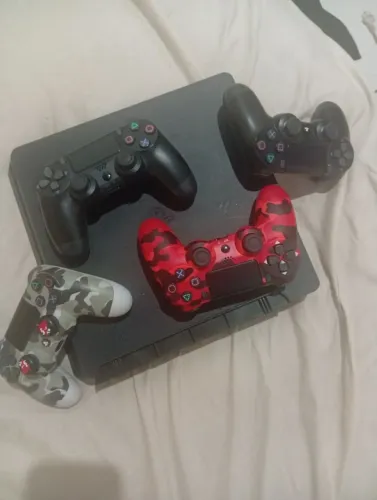 Vendo ps4 com 4 controle em um ótimo estado