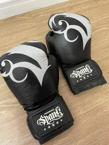 KICKBOXING: 2 Luvas e uma caneleira 