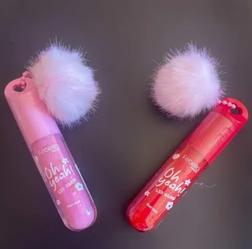 Batons da febella com chaveiro de pompom.