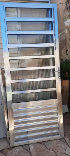 Porta de alumínio 90x210 abre p direita