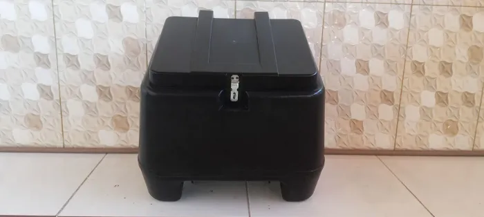 Baú 80 litros com suporte