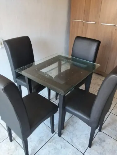 Jogo de Mesa e Cadeiras