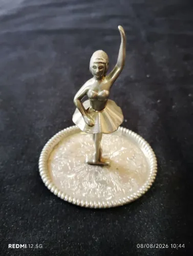 Souvenir (bailarina) em metal.