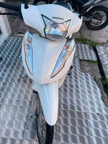 Vendo moto biz 2019 muito conservado 2 pneu novos e tração nova