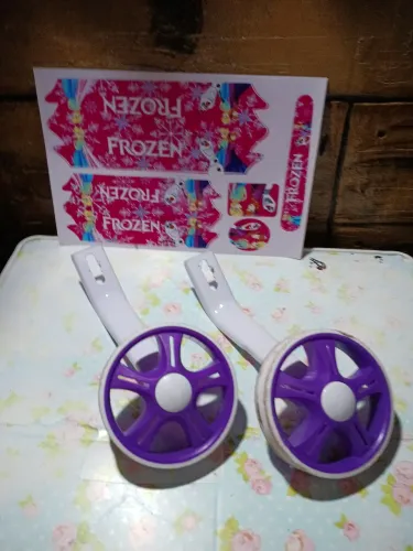 Kit rodas laterais de bicicleta e cartela de adesivo frozem. 