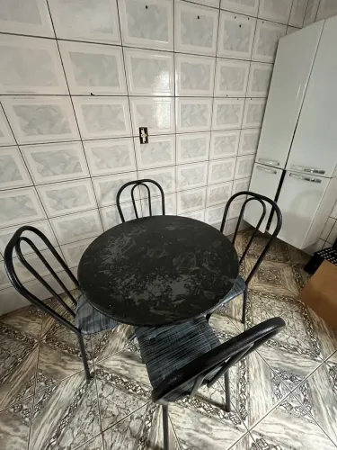 Vendo mesa de mármore com cadeiras