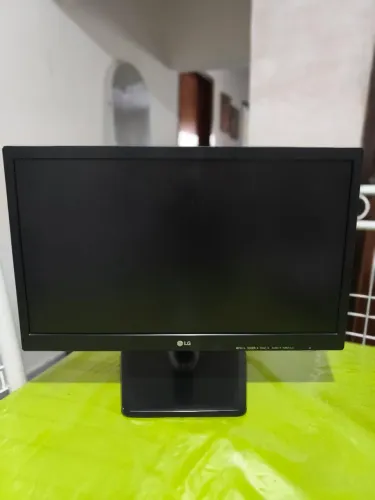 Monitor LG HD (não é Full HD)com adaptador VGA