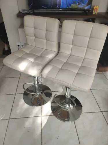 Duas banquetas altas giratórias