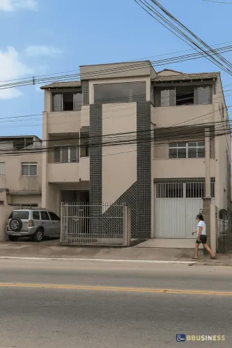 Casa Ampla com 3 Pavimentos, 5 quartos, no Parque Rosário Ideal para Moradia ou Uso Comer