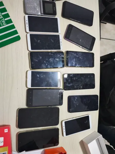 Lote 14 celulares diversos modelos no Estado 