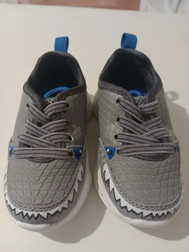 Vendo tênis bebê de luzinha 