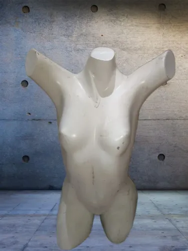 Manequim meio corpo feminino com braços levantados. 