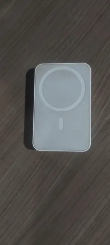 Carregador portátil magnético sem fio (power bank) branco.