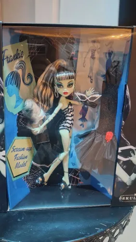 Boneca Monster High Frankie Stein x Barbie Skullector