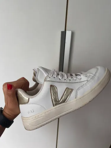 Tênis Vert branco com dourado