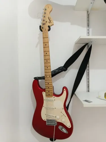 Guitarra Squier Affinity Stratocaster Candy Apple Red