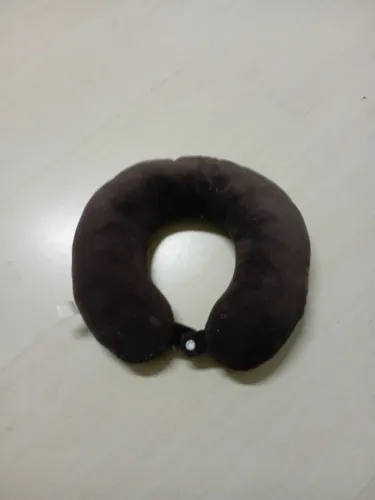 Travesseiro de pescoço viagem marrom 