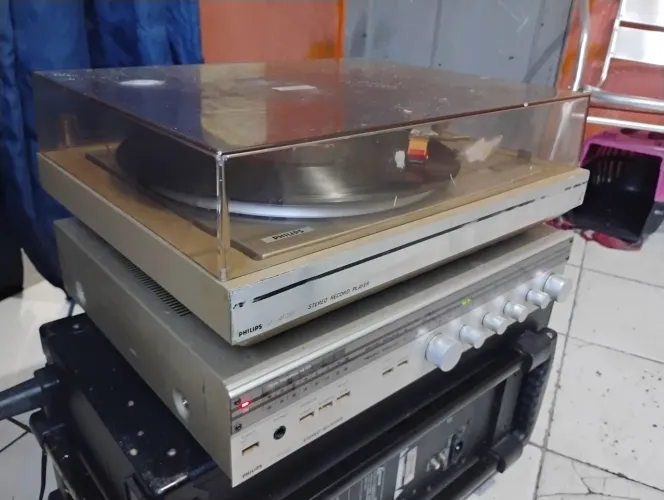 Toca discos Philips e Receiver dos 80s funcionando