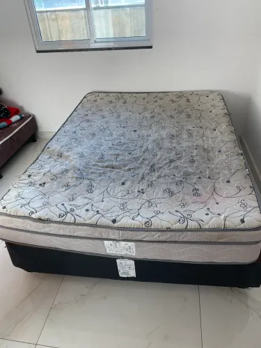 Cama de casal usada