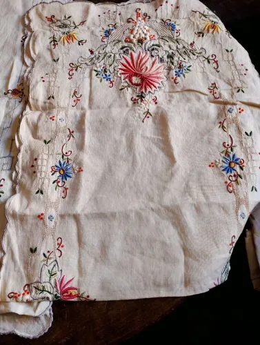 Estola, toalha retangular antiguidade, ricamente bordada com flores , 1.30 por 40 cm