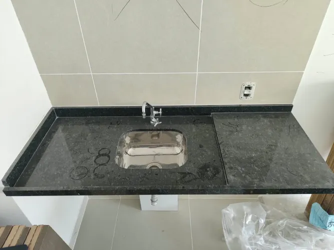 3 bancadas de granito com cubas e torneiras - cozinha e banheiros