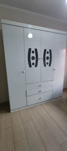 Guarda-roupa infantil branco, 4 portas e 3 gavetas