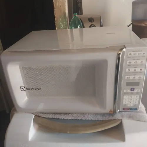 Vende se micro-ondas eletrolux melp 34 litros tudo funcionando particular