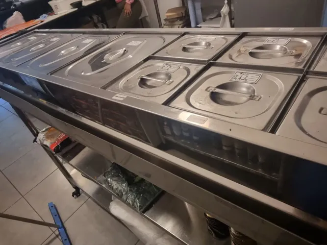 Pista fria, utiliza gelo reutilizável com 4 cubas grandes e 6 pequenas 