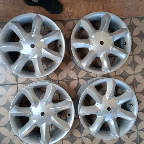 Rodas KR 15 multifuros de 4 excelentes