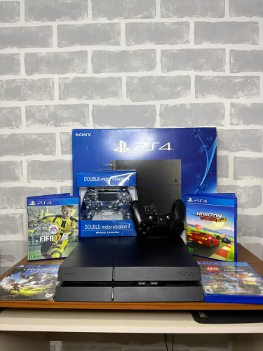 PlayStation 4 com caixa jogos e controle