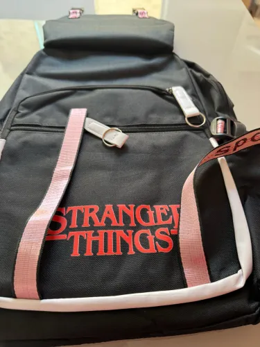 Vendo uma mochila unissex stragers things