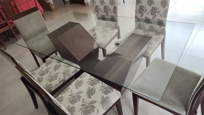 Mesa de jantar com seis cadeiras estofadas