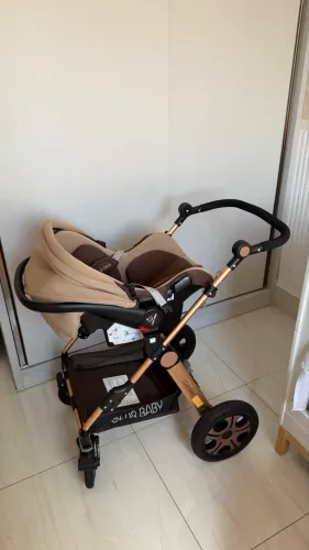 Carrinho de bebê e bebê conforto