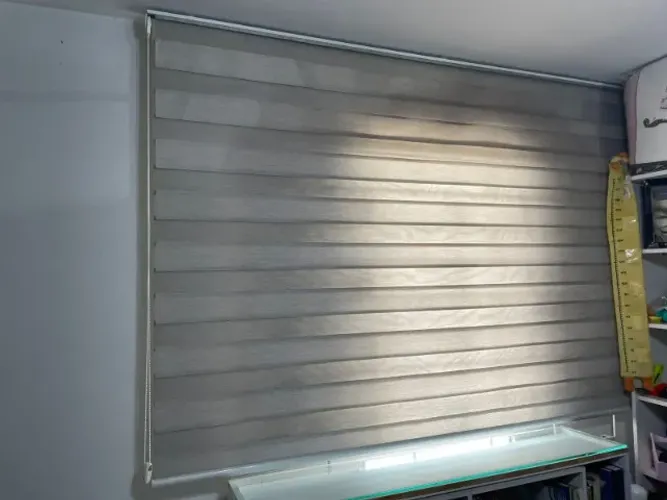 PERSIANA TIPO ZEBRA SEMI BLACKOUT - BEGE CLARO (2 UNIDADES IGUAIS!)