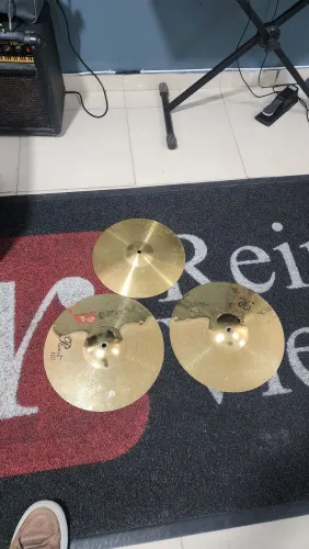 Pratos de bateria para para chimbal e um de ataque.