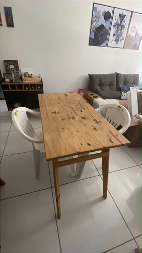 Mesa 1,20x60cm. Em perfeito estado. 2 cadeiras plásticas de brinde.